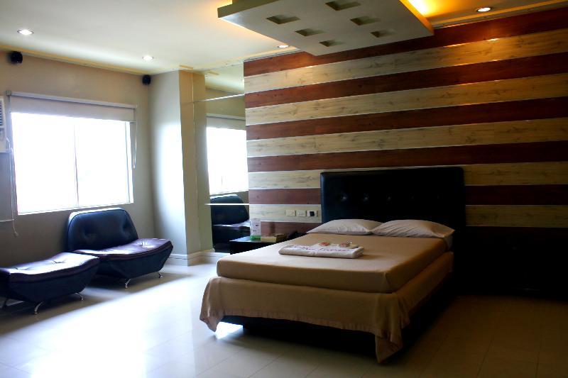 โรงแรมจาร์แดง เดอ โรซอล Pasig City ภายนอก รูปภาพ