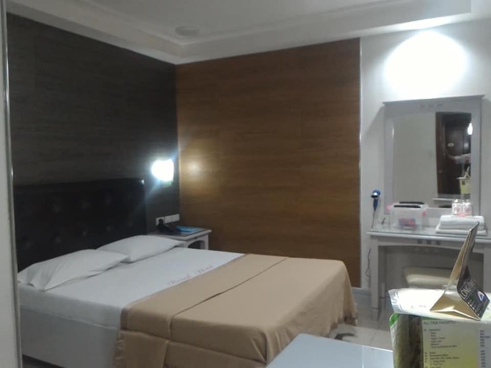 โรงแรมจาร์แดง เดอ โรซอล Pasig City ภายนอก รูปภาพ